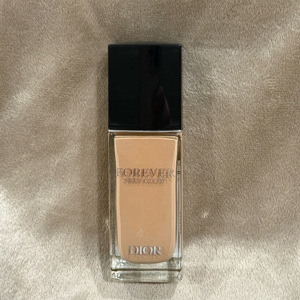Dior Forever Skin Glow Radiant Foundation - 24h Wear and Hydration 3.5N